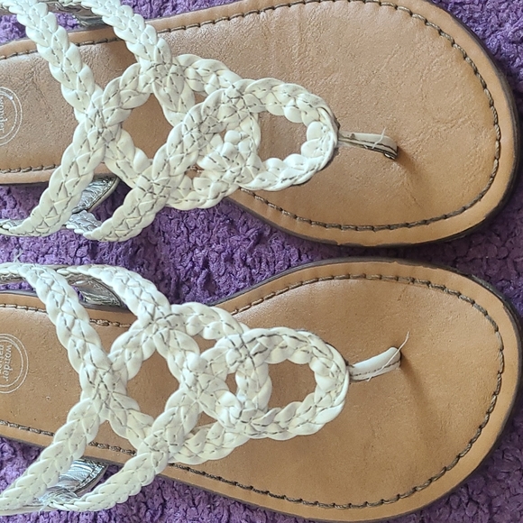 2 Pairs of Thong Sandals - Picture 3 of 8